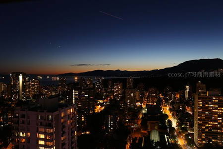 黄昏时分城市全景灯火初上远山如黛