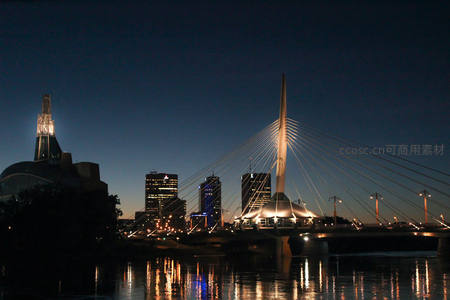 夜幕下的斜拉桥与城市剪影倒影