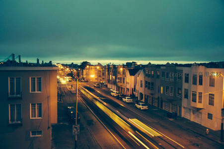 城市街道车流如织，光轨划破黄昏暮色