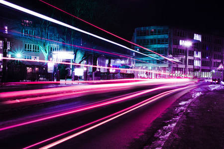 霓虹光轨划破夜空，街景如梦似幻