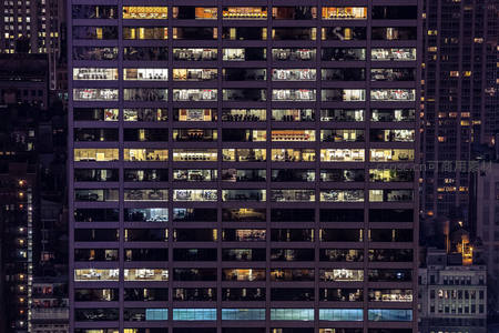 夜幕下的摩天大楼灯火通明