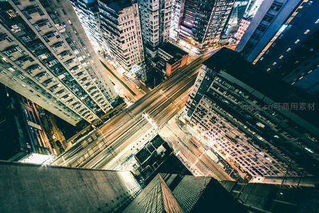 高空俯瞰都市夜景，车流如织灯火辉煌