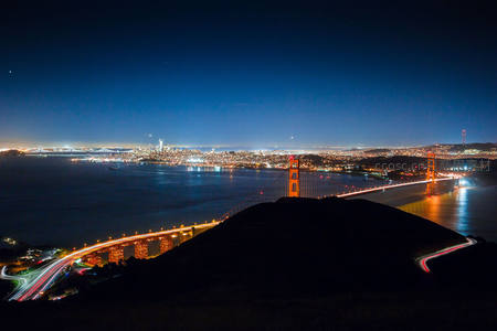 金门大桥夜景长曝光，光影交织海湾