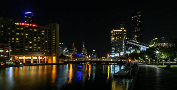 河畔夜景酒店灯火倒影