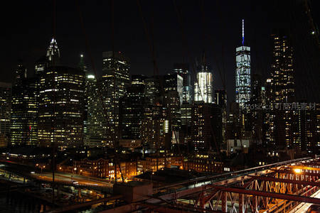 纽约夜景透过桥索仰望