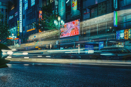 东京街头车流光影如织