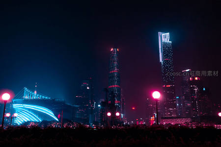 霓虹闪烁的摩天楼群