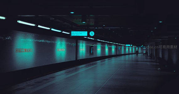 空旷地铁站台幽蓝光影