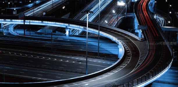 立交桥光轨如丝带缠绕夜空