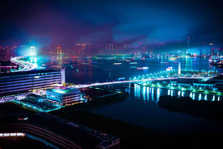 霓虹闪烁的滨海都市夜景