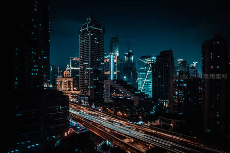 高架桥上的光影穿梭之夜