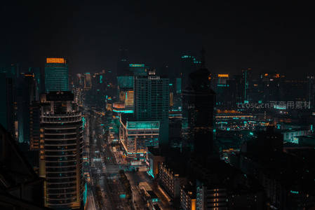 暗夜中楼宇林立的都市街景