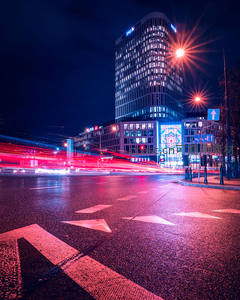 红蓝光影交织的现代都市十字路口