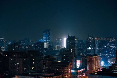 深蓝夜空下静谧而璀璨的城市剪影