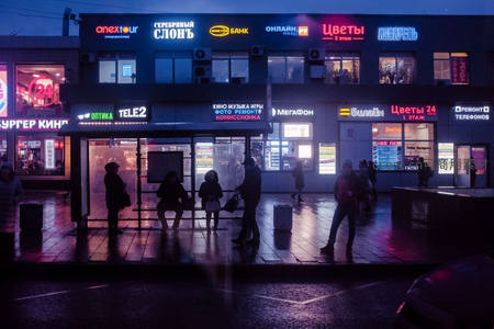 霓虹夜市街角，行人匆匆归家路