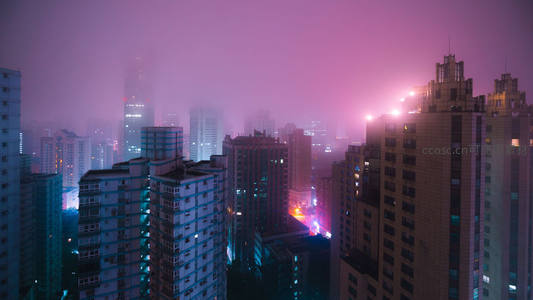 雾霭弥漫楼宇间，霓虹渲染梦幻紫粉之城