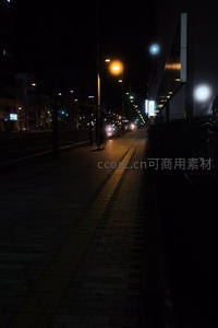 深夜街灯下，单车驶过寂静长廊