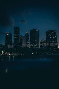 静谧水岸映高楼，夜色深沉如墨染