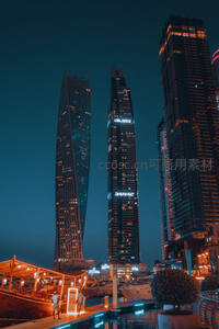 迪拜码头夜色，摩天大楼如巨塔耸立