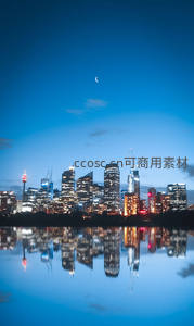 悉尼夜空弯月映衬城市倒影如画