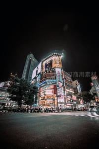 霓虹闪烁的都市夜景，人群熙攘街头