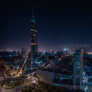 夜空中矗立的摩天地标与城市灯火