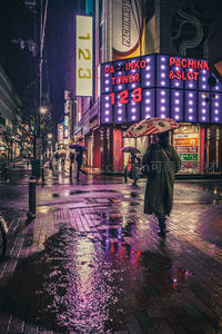 雨夜霓虹街头撑伞行人的浪漫瞬间
