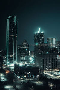 俯瞰夜色中的城市CBD，高楼林立灯火通明