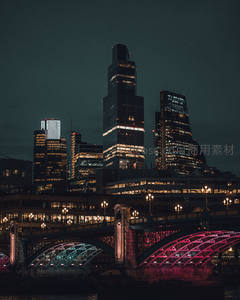 夜幕下的都市天际线与霓虹桥梁