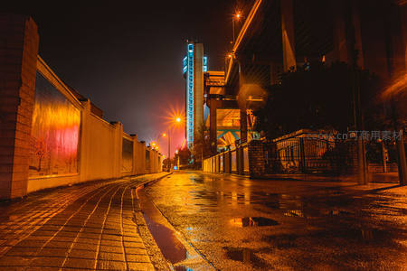 雨后城市小巷的暖黄光影
