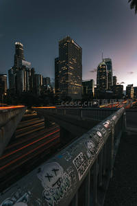 涂鸦护栏下的车流光影，洛杉矶黄昏都市脉动