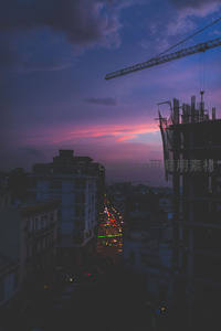 紫霞漫天工地剪影，城市生长中的黄昏诗篇