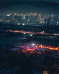 雪原之上，圆形场馆霓虹闪烁