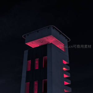 暗夜中的红色塔楼，冷峻而神秘