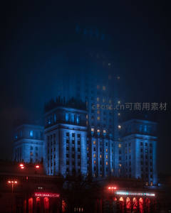 雾中巨厦，蓝色光影笼罩的神秘建筑