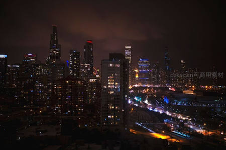 雾霭中的都市灯火长河