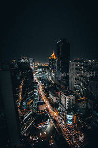 曼谷高空俯瞰夜景，车河蜿蜒楼宇林立