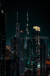 哈利法塔夜空下的都市剪影