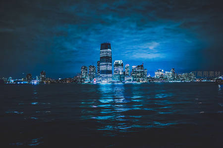 蓝色夜幕下港口城市倒影如画