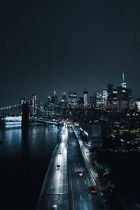 跨江大桥夜行，灯火辉煌天际线