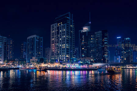 迪拜码头夜游，水岸高楼流光溢彩