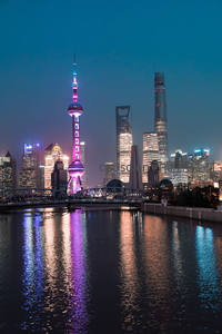外滩夜色中东方明珠塔的倒影