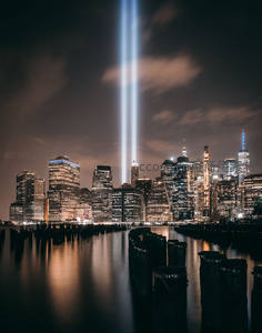 双塔光柱照亮纽约天际线