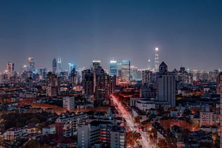 都市夜幕华灯初上，车流如织映万家灯火