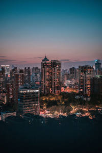 黄昏时分城市剪影，暖光楼宇与暮色交融