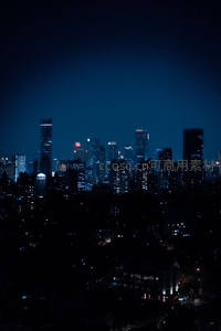深蓝夜空下的城市轮廓，灯火点缀如星河倒影