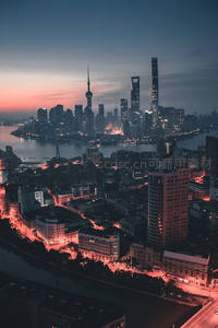上海夜幕降临，摩天大楼灯火辉煌
