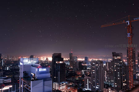 曼谷夜空下的城市剪影与施工塔吊