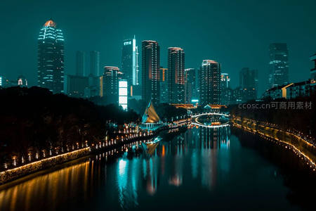 河畔灯火倒映都市剪影