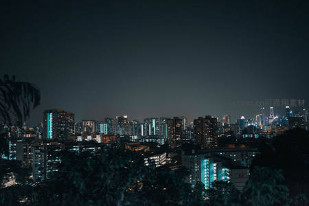 绿荫掩映中的万家灯火